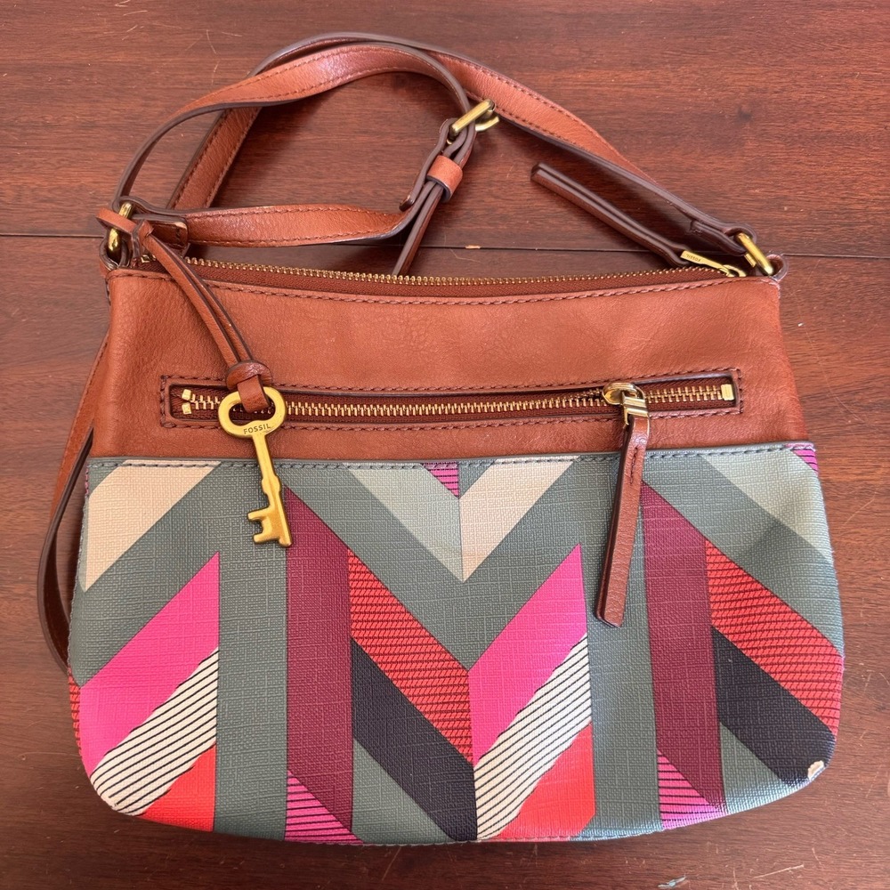 Fossil Crossbody Brown Leather Purse ~ Brass Zipper Pull & Key ~ Chevron Style